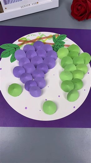 Summer theme painting of grapes. Creative three-dimensional grape painting suitable for kindergarten children #GrapeArt #3DPainting #KidsArt #SummerCrafts #KindergartenCrafts #SensoryArt #CreativeKids #ClayAndPaint #FineMotorFun #fruitcrafts | Art, Crafts and Journals
