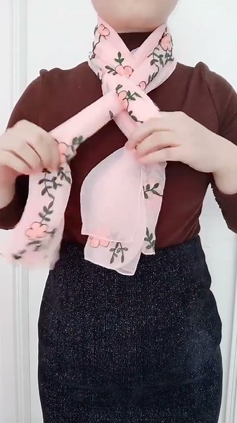 “Scarf Styling DIY 👗 Transform Your Look with Simple Tying Tricks”