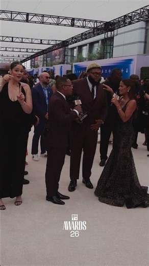 Druski pulled up to the #BETAwards Red Carpet with the Pulse Award in hand 🏆🔥
