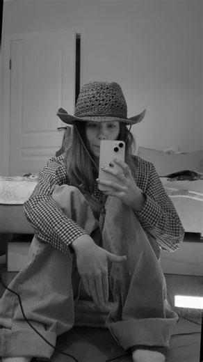 Sabina on Instagram: "中文描述（约 375 字）： 这台 2025 年款的 LG OLED evo AI C5 智能电视，以近乎无边框的纤薄机身立于客厅中央，银灰金属外壳在柔光下散发低调冷光，好似一扇通往未来视界的黑镜。画面采用 OLED evo 技术，每一个像素自发光，黑暗处深沉如夜，明亮处如星火乍现，层次明晰、色彩饱满。而内置的 AI 智能影像处理芯片，能够实时分析画面内容并自动优化对比与锐度，让你在看动作大片或自然纪录片时，无需手动调整便能获得影院般震撼。其拥有的智能平台支持丰富流媒体、语音助手与手机投屏功能 —— 网络连接之后，冰冷的屏幕迅速变成家庭娱乐枢纽，你可以用一句话来切换频道、调出游戏、分享手机中的照片。HDMI 2.1 和高刷新率让这款电视在游戏模式下同样游刃有余：响应迅速、延迟低，令手柄与屏幕之间仿佛无缝连接。安装轻盈、视觉几乎无边、挂墙后像一幅巨幅艺术画——它不仅仅是观影工具，更是空间装饰的一部分。简而言之，这台电视像一扇黑曜石之窗，让声音与光影交错、现实与虚拟共舞，你坐在沙发上便能沉浸在视界的浩瀚中。"