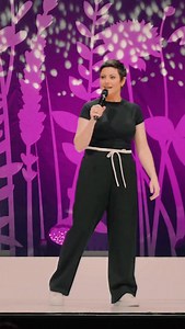 Hier ein kleiner Vorgeschmack. Ab dem 22.12. könnt ihr mein 3. Live Programm BLÜTEZEIT streamen🌸. Die Streamingboxen könnt ihr jetzt noch im Shop bestellen (Link in Bio) und ab Montag gibt es auch den Zugang zum Stream. Vielleicht auch eine schöne Idee zu Weihnachten. Bin schon so gespannt auf eure Reaktionen 🥹 | Tahnee