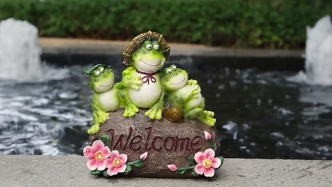 Funny Frog Statues for Garden - 7'' Mom & Babys Solar Frog Garden Decor Frog Garden Statue for Yard Patio Porch Lawn Birthday Mother's Day Housewarming Outdoor Decor Gifts for Women Mom.