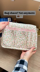 This quilted, multi-pocket organizer is perfect for books, notebooks, a tablet, planner, or Kindle. An 11” tablet fits easily😍 #bagorganizer #quiltedorganizer #handmadecanada #tinyzipstore #organizewithstyle | Selcan Handmadebag