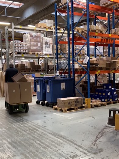 Der plukkes, pakkes og gøres klar, så jeres varer hurtigt kommer fra hylderne og ud på jeres arbejdspladser 📦❤️ Mangler du noget til arbejdsdagen? Vi er klar ❣️ På daarbak.dk får du dag-til-dag… | Daarbak Redoffice