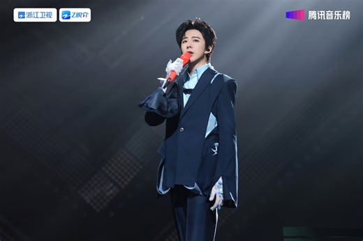 #ZhejiangSTV X #TMEChart present the “2025 YEAR END CHART”! 🌟🎶 #LiuYuning delivers a heartfelt performance of “想你了.”His voice flows like moonlight, layer by layer revealing the depth of longing. Come and feel every emotion. 💖 #浙江卫视 X #腾讯音乐榜 联手打造「2025美好中国新歌会 ·腾讯音乐榜样年度荣誉之夜」🌟🎶 #刘宇宁 深情演绎《想你了》，醇厚嗓音如月光倾泻，将思念层层铺开，快来一起聆听这份动人的情感诉说吧！💖 #TME | Tencent Music Entertainment Group