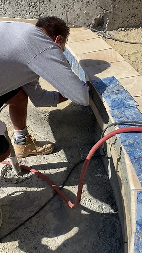 Pegando azulejo moderno en piscina | Vinny the twister