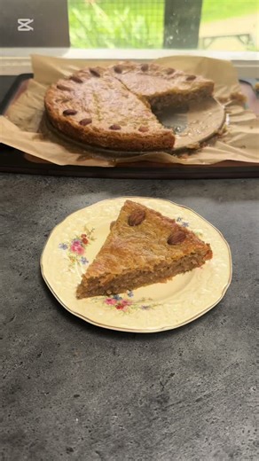 This Speeculas Boterkoek (Dutch butter cake) was super easy to make! Just throw everything into a mixer and let it mix until it comes together!! I got to use my homemade butter that I made not to long ago and it was super delicious! 😋 @KitchenAid Australia & NZ and @masoncash_au for my mini bowls!! #masoncash #nz #kitchenaid #boterkoek #homemade