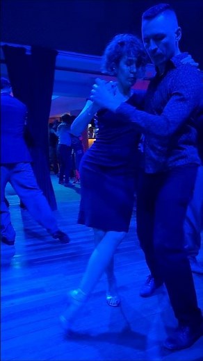 2025-11-03 tango dancing steps on milonga