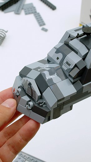 19K views · 254 reactions | 302 wysokiej jakości elementy Wyprodukowane w UE przez firmę z ponad 35-letnią tradycją Spełniają normy bezpieczeństwa dotyczące produktów dla dzieci W pełni kompatybilne z innymi markami klocków konstrukcyjnych Czytelna i intuicyjna instrukcja oparta na rysunkach i ikonach 2 figurki Skala 1:35 Wymiary modelu: 17,5 x 9 cm Wymiary pudełka: 27,5 x 6 x 20 cm | COBI | Facebook