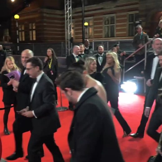 El contexto es que Adam y Daisy asistieron a los Bafta de 2020 y cuando estaban por posar juntos para una foto, interrumpieron a Adam y no se pudieron saludar 😭 #fyp #adamdriver #daisyridley #adamdriveredits #baftas #adele #trend #foryou #fy #foryoupage #parati #fypシ