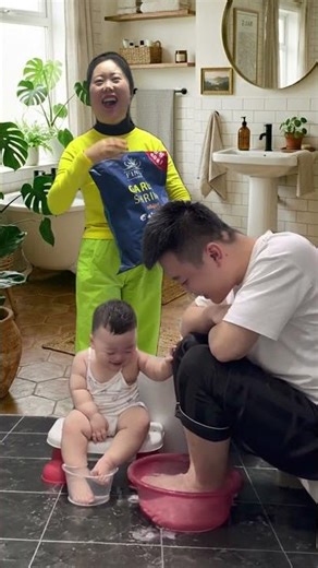 赤ちゃんがパパと一緒に足を洗っているなんて、すごく面白い！아기가 아빠랑 같이 발을 씻는 모습이 너무 웃겨요! #funny #cute #baby#shorts