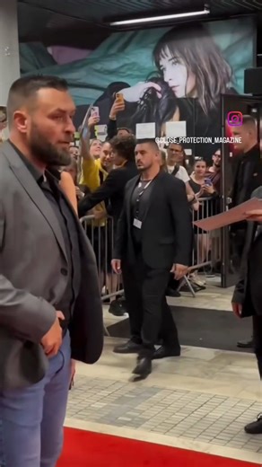 𝗧𝗛𝗘 𝗖𝗟𝗢𝗦𝗘 𝗣𝗥𝗢𝗧𝗘𝗖𝗧𝗜𝗢𝗡 𝗠𝗔𝗚𝗔𝗭𝗜𝗡𝗘 on Instagram: "𝗖𝗣𝗠 | 𝗛𝗔𝗡𝗗 𝗢𝗡 𝗧𝗛𝗘 𝗚𝗨𝗡… 𝗢𝗥 𝗦𝗢𝗠𝗘𝗧𝗛𝗜𝗡𝗚 𝗘𝗟𝗦𝗘? In this footage, a bodyguard can be seen keeping his hand directly on the firearm a moment that instantly draws attention. The video was recorded at the Karlovy Vary International Film Festival in the Czech Republic, during Dakota Johnson’s appearance on the red carpet. Crowds, flashes, tight space and unpredictable fan movement are all normal for events 