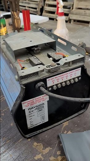 *OLD VIDEO* Raynor 250-7 Garage Door Opener Quick Run