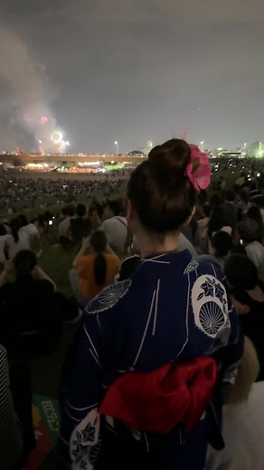 夏祭りでの美しい花火体験