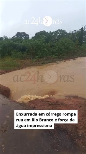 Ac24horas on Instagram: "Uma enxurrada provocada pela forte chuva que atinge Rio Branco nas últimas horas rompeu uma rua e causou a interdição da via na tarde desta sexta-feira (26). O incidente ocorreu na rua Rio Negro, no bairro Portal da Amazônia, conforme informou a Defesa Civil municipal. Imagens registradas por um morador e que circulam nas redes sociais mostram a força da água avançando sobre a via e invadindo o solo abaixo da camada asfáltica, abrindo uma cratera e comprometendo totalmen