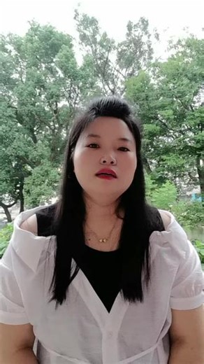 亲爱的宝贝，妈妈第一次对着镜头对女儿告白，心里五味杂层，内心对女儿的亏欠，不是用言语能表达的隔着距离牵挂，看着你一点点长大、独立又乖巧。愿时光善待我的小丫头，平安喜乐，无忧无虑，生日快乐我的宝贝