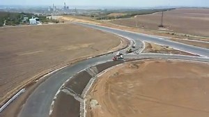 VIDEO / Imagini de ultimă oră cu tronsonul 1 al DEx12 Craiova – Pitești! Au apărut noi imagini cu tronsonul 1 al Drumului Expres (DEx12) Craiova – Pitești, executat de Asocierea Ozaltin – Strade Bauunternehmung – Visio. Un video sugestiv cu șantierul tronsonului de 17,7 km din județul Dolj a fost postat, aseară, de Asociația Pro Infrastructură (API), un ONG care monitorizează marile proiecte de infrastructură din România. Asocierea Ozaltin – Strade Bauunternehmung – Visio s-a aflat printre puțin