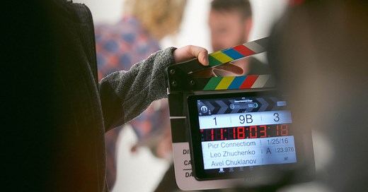 15 Celebrities With Tinnitus: Actors, Musicians & More