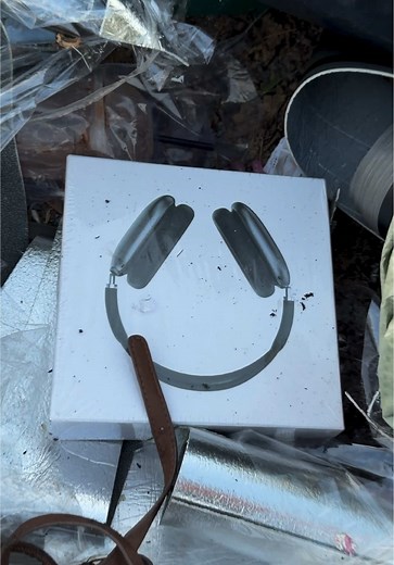 Discovering AirPods Max: Unboxing Experience