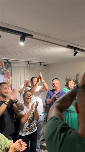 Mocidade Independente on Instagram: "Finalizando a última reunião com os departamentos! Estamos pronto para RitaLeezar! 🤘🏽💚🎸✨"