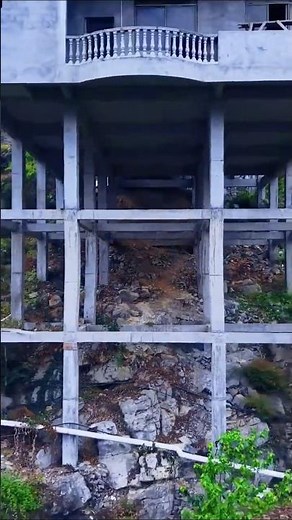 This House Stands on 16 Concrete Legs Over a Cliff