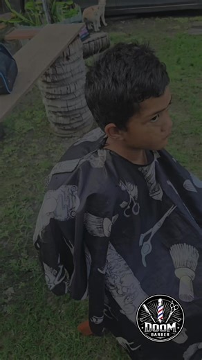 Trois générations, un même style 💈🔥 Du grand-père au petit-fils, la coiffure traverse le temps mais le flow reste intact. Un moment simple, authentique, où chaque coupe raconte une histoire… celle de la famille, du respect et de la transmission. Du classique au moderne, chaque détail compte. Trois âges, trois vibes, une seule énergie. 💯 Héritage. Style. Fierté. Mauruuru à vous pour votre confiance 🤜🤛 87211514 ou par MP si tu veux aussi une coupe ☎️ DOOM BARBER 💈 #barbermoorea #moorea #doom