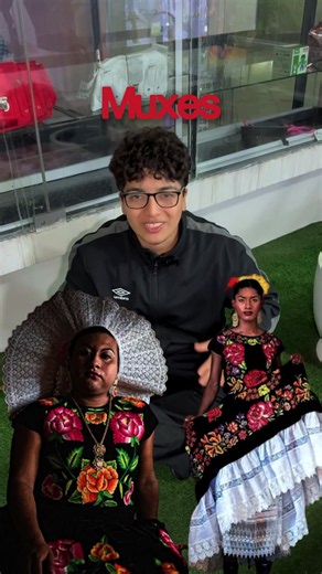 Hoy en historia LGBTQ viajamos a Oaxaca, México, para conocer a las muxes: un tercer género reconocido en la cultura zapoteca desde tiempos prehispánicos, mucho antes de que llegara la colonización. #transtienda #binderftm #tiendatrans #tiendatransperu
