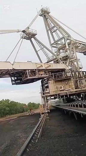 World’s Powerful Bucket Wheel Reclaimer in Action – Engineering Marvel!"