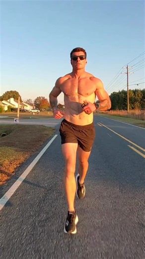 Does running burn muscle? 🤔 Only when you screw up these 3 things ⬇️ 1) You’re in a calorie deficit If you’re starving yourself and adding running mileage… your body goes survival mode. It literally pulls the energy in needs from within itself to perform. 🛠️Fix: stay around maintenance (±250 cals) and make sure to put back what you burn with running! 2) Your glycogen stores are empty Low carbs = no fast fuel = body starts breaking down protein… 🛠️ Fix: carbs before your run (25–50g). Put in m