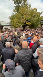 Put me zove, moram poći.... 💔 Završena je dženaza-namaz, a tabut s tijelom Halida Bešlića ide put posljednjeg prebivališta...... #halidbeslic | Radio Sarajevo