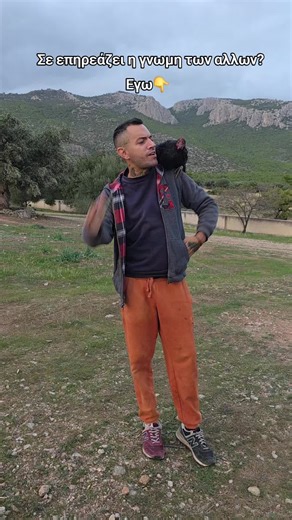 🐓Ούτε αριστερά ούτε δεξιά τσααααακ στην μέση!!!! Instagram:ethical.farm #κολαρινο #ηθικηφαρμα #μιαηθικηφαρμα🌱 #