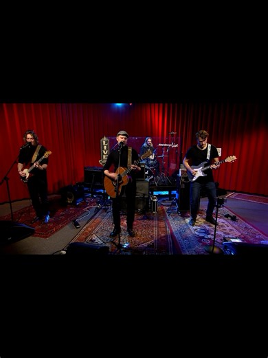 Ah goeie, it is altyd wer in feestje as Weima & vd Werf te gast binne ... dit kear wienen se mei in komplete band yn de Noardewyn studio. It duo spilet al mear as 30 jier mei elkoar, meitsje de iene nei de oare radiohit en hawwe elk jier in mear as folle aginda .. filmpke ..... ( www.youtube.com/noardewyn ) ...
