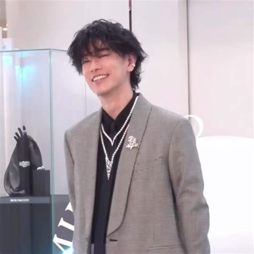 佐藤健のかわいい照れ顔に歓声！