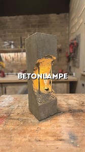 Anleitung ⬇️🛠️ Betonlampe 🛠️ Ton an 🔊 Heute zeige ich euch noch einmal meine erste Betonlampe 🛠️ Den Song zum Video habe ich selber geschrieben 🔊 Was sagst du dazu? 😊 Speichere dir das Reel unbedingt ab, wenn du die Lampe nachbauen möchtest 📌 Anleitung: •⁠ ⁠Zuerst baut ihr euch einen Holzkasten in einer beliebigen länglichen Form. •⁠ ⁠Danach füllt ihr in die Mitte des Holzkasten Sand ein, die Fläche wird später für das Leuchtmittel genutzt. •⁠ ⁠Nun könnt ihr das schon gebogene Installatio