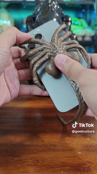 This Alien: Romulus Facehugger Phone Holder hugs any smartphone nice and snug. #Alien #AlienRomulus #Facehugger #Xenomorph #PhoneHolder #WhatToWatch #Geek #fyp #fypシ