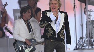 Rod Stewart stuns Glastonbury fans with surprise duet with Scottish pop legend