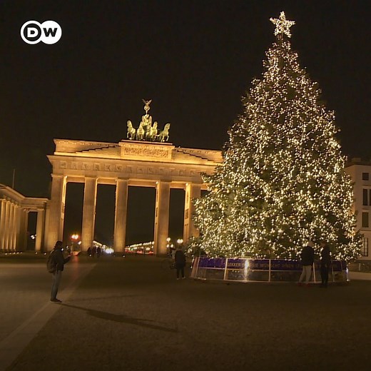 The ‘Unter den Linden’ boulevard is looking very festive. This year again, the Christmas tree at the Brandenburg Gate is beautifully decorated. Take a look for yourselves: | DW Travel