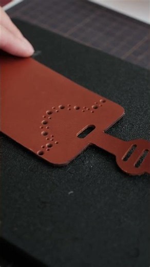 Making a Summer Leather Luggage Tag | Hot Foil Stamping & Baroque Punch Detail