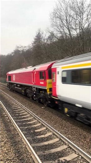 Class 50 No 50049 “Defiance” Passing Todmorden Station | 4K HD SD