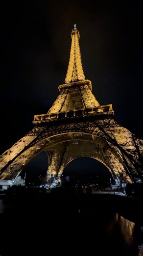 🇫🇷 Le saviez-vous ? Le scintillement se superpose à l'éclairage doré, sauf à minuit (ou 1h du matin en été), où la tour Eiffel s'éteint pour laisser place à la magie du scintillement seul. 🌐 Did you know? The sparkle overlaps the golden lighting, except at midnight (or 1 a.m. in summer), when the Eiffel Tower goes dark to let the sparkle shine on its own. | Tour Eiffel