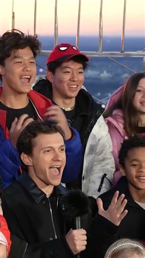Für Tom Holland leuchtet das Empire State Building in Rot und Blau #SpiderManBrandNewDay zu feiern