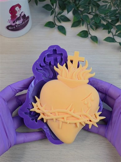 New BIG size of this amazing sacred heart mold ♥️ I love it! And you? ✨️ What makes it special: 🖐️ Handmade by me in Italy 🧼 Made with premium non-toxic Italian silicone ❤️ Amazing design 🎨 Perfect for resin, jesmonite, clay & more #sacredheart #resinmolds #jesmonite #siliconemold #waxmold