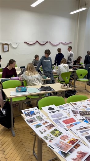 Gymnázium JJ Litoměřice on Instagram: "BOV v chemii tentokrát o materiálech – jejich vlastnostech i využití. 90 minut uteklo neuvěřitelně rychle a nejvíc studenty zaujaly vzorky jako obsidián, pyrit, selenit, bloodwood nebo šungit (a k tomu dalších cca 40 různých materiálů). Kromě skvělé skupinové práce si vyzkoušeli i odhad hmotnosti."