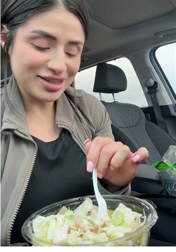 Eats a salad 🥗 automatically a BAD BIH 🤸‍♀️ #momsoftiktok #baddie | food salad