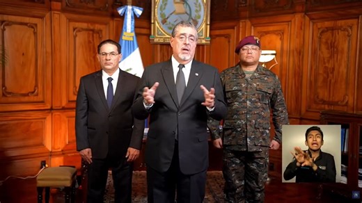 🔴#ÚLTIMAHORA | Guatemala decreta estado de sitio por 30 días para enfrentar a pandillas tras muerte de ocho policías El presidente de Guatemala, Bernardo Arévalo, decretó este domingo un estado de sitio por un periodo de 30 días en todo el país, como respuesta a los recientes hechos de violencia derivados de ataques de pandillas contra fuerzas de seguridad y motines registrados en tres centros penitenciarios. El mandatario aclaró que la medida no afecta la vida cotidiana ni la libre movilidad d