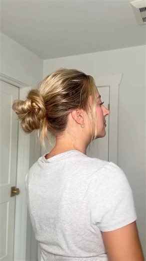 This easy messy bun is for the girlies who don’t like using bobby pins. Such a good messy bun for medium and long hair 👌🩷 @laineyostrom | WIMBERLY’S BEAUTY BAR