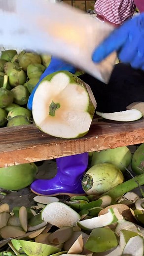 261K views · 602 reactions | Fresh Coconut Cutting skill #reels #coconut #freshcoconut #coconuttree #coconutfarming #coconutcutting #fruitfulharvesting #cuttingskill #farmer #farming #freshfruits #fruits #vegan #viral #trending | Fruitfulharvesting | Facebook