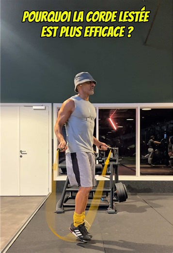 La progression à la corde à sauter n’est pas qu’une question de cardio. C’est une question de résistance mécanique. Une corde lestée augmente l’inertie du mouvement. Elle force un meilleur contrôle et recrute davantage d’épaules et de core. Résultat : progression plus rapide. Corde lestée 500g 🔥 #jumpropebeginner #jumpropefreestyle #jumpropefitness #jumproperfam #shouldertraining