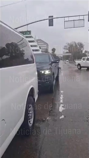 #NDTInforma | Un agente de la Policía Municipal de Tijuana fue exhibido en video al regresar la “mordida” que presuntamente le solicitó a un turista estadounidense. De acuerdo con la información, el ciudadano viajó desde San Diego, California, a esta frontera para llevar a su perrito al veterinario. Al ingresar a la ciudad, se equivocó de carril, situación que fue aprovechada por el uniformado para exigirle un pago, mientras lo regresaba a la garita de El Chaparral por los carriles de "All Traff