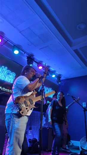 | Inna Vision |✖️Maui, HI on Instagram: "Great to see the fam last night! @thehotrainband on point 🎯🎯🎯 - Catch them for round 2 tonight at @moaniwaikiki"